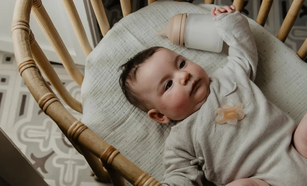 Frenul lingual scurt: Cum afectează alăptarea și ce biberoane ajută