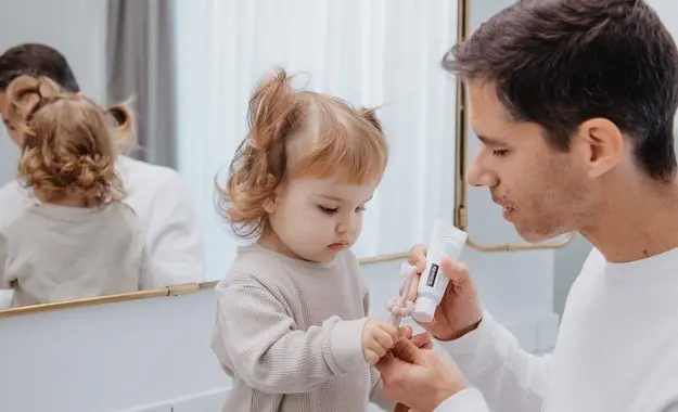 Prima periuță de dinți: cum îngrijești gingiile și primii dințișori 
