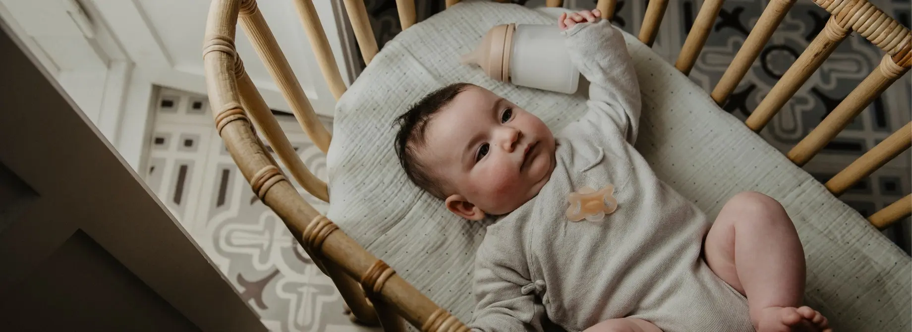 Frenul lingual scurt: Cum afectează alăptarea și ce biberoane ajută