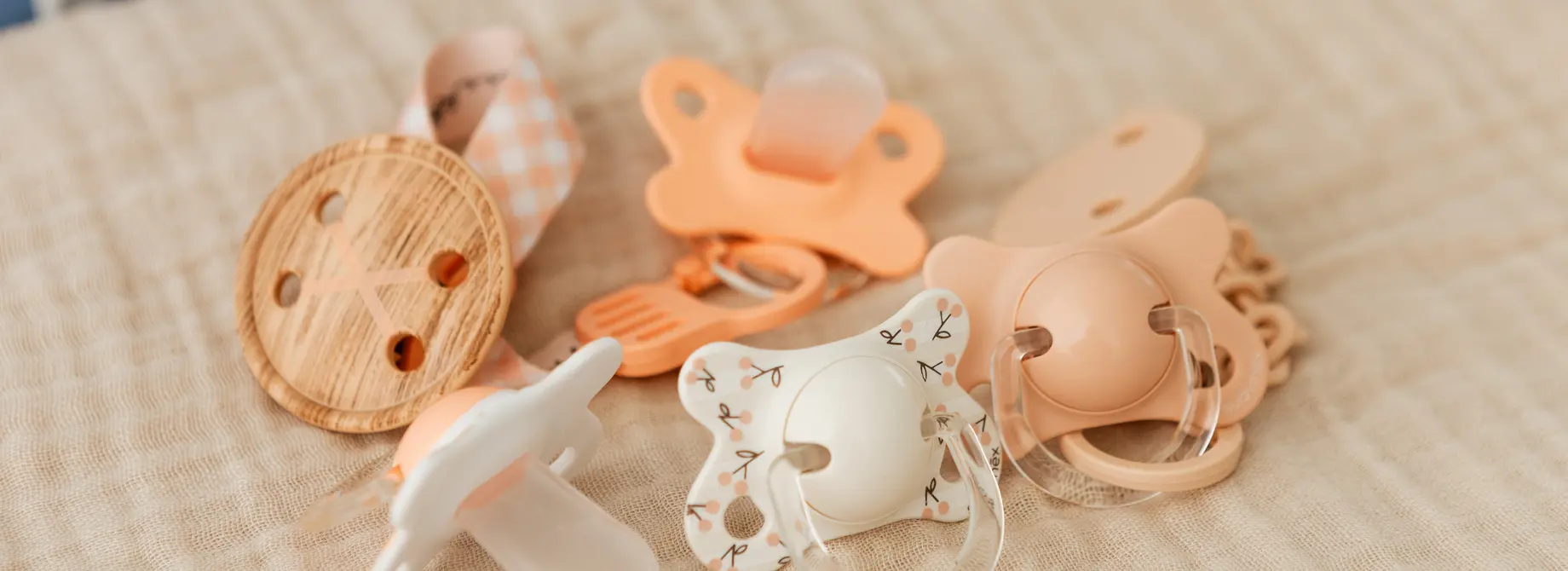 Latex sau silicon? Care este materialul ideal pentru suzeta bebelușului tău
