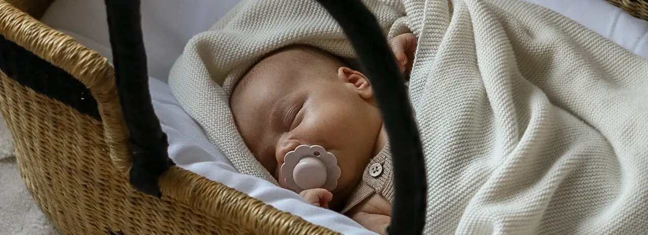 Somn sigur pentru bebeluș: rolul suzetei în prevenția SIDS 